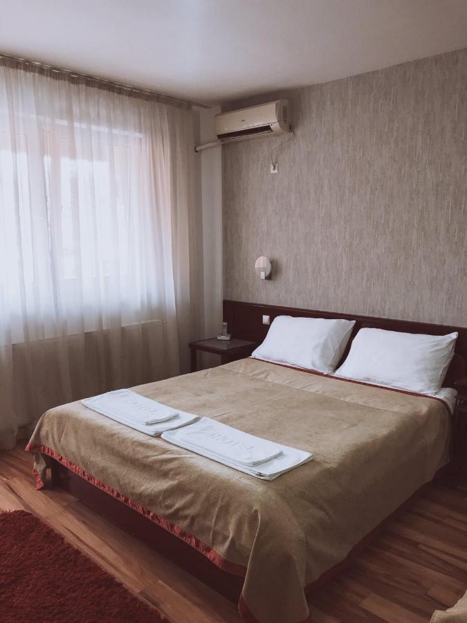 Hotel Tri "O" Topola エクステリア 写真