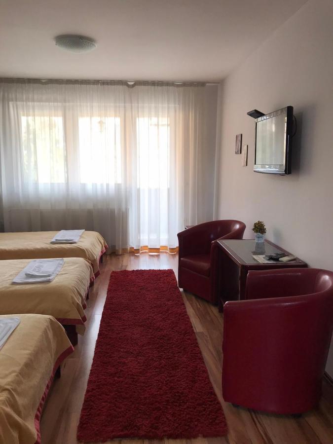 Hotel Tri "O" Topola エクステリア 写真