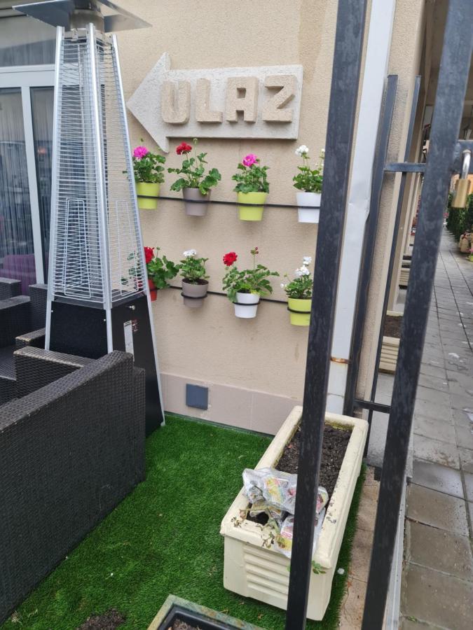 Hotel Tri "O" Topola エクステリア 写真